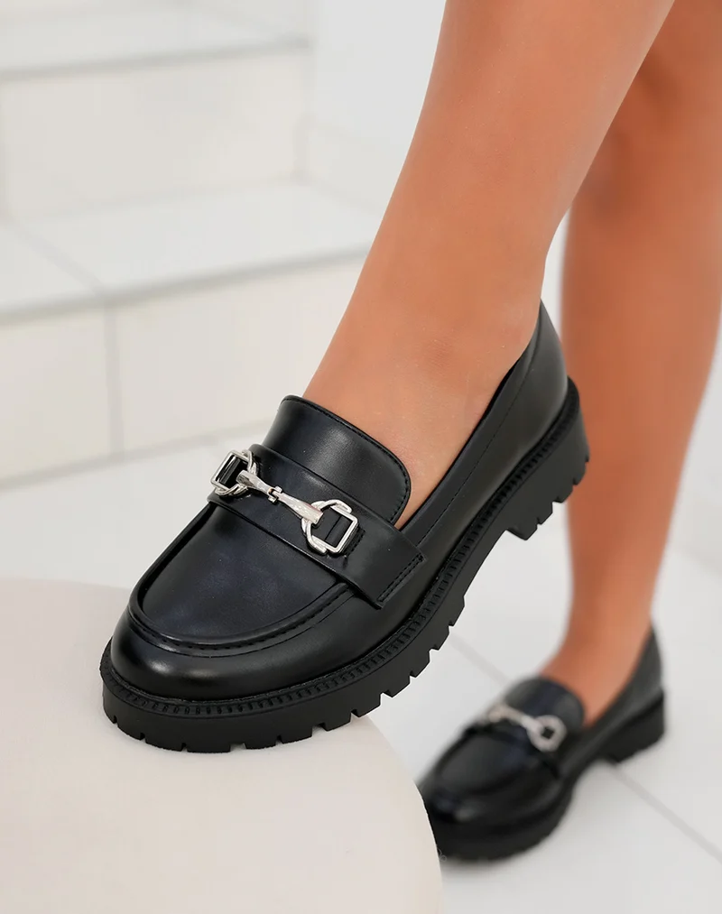 Mocassin femme noir avec semelle crantée et boucle argentée