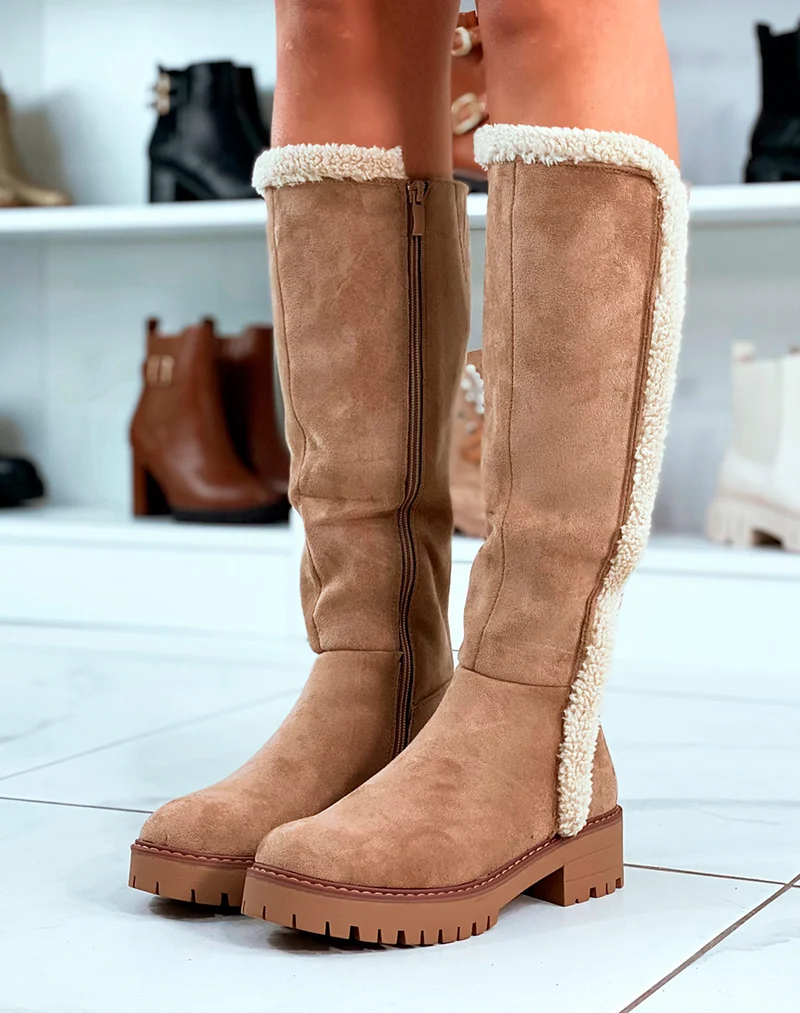 Bottes en suédine beiges et à détails en fausse fourrure