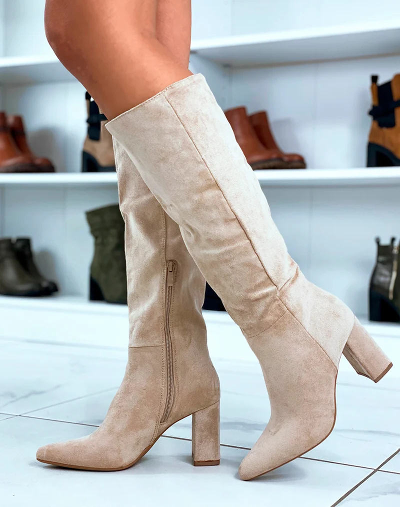 Charme Subtil : Bottes Beiges en Suédine à Bout Pointu