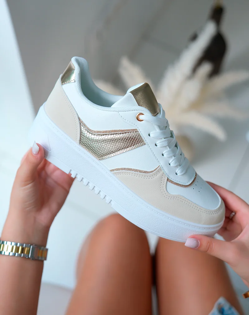 Baskets femme beige et blanche à empiècements et détail dorée