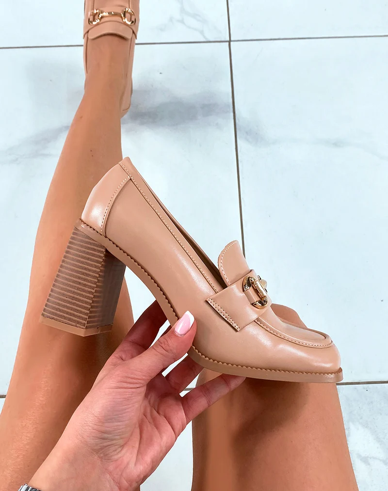 Mocassins beige foncé à talons carré avec détail doré