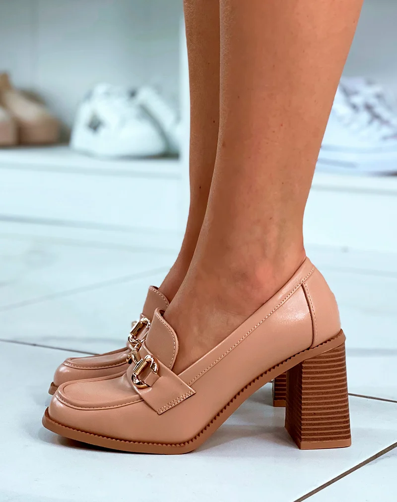 Mocassins beige foncé à talons carré avec détail doré