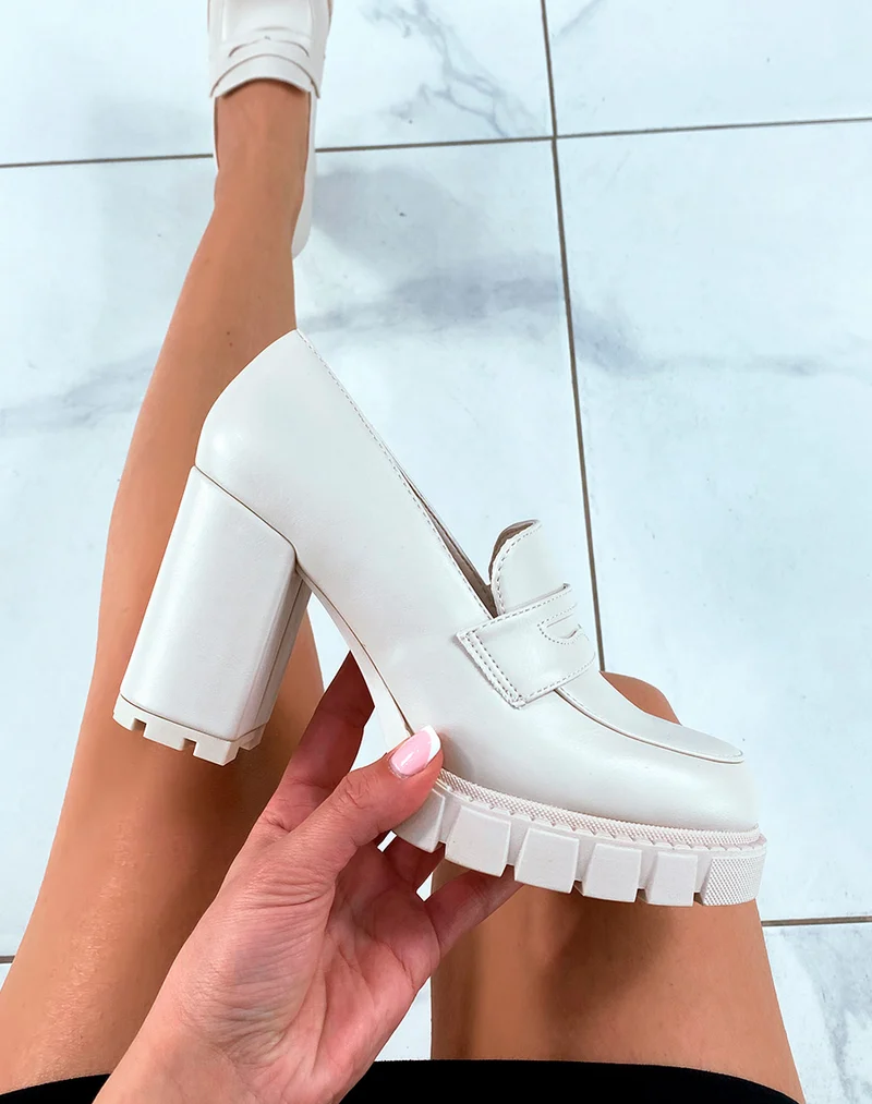 Mocassins beige mat à talons pour femme