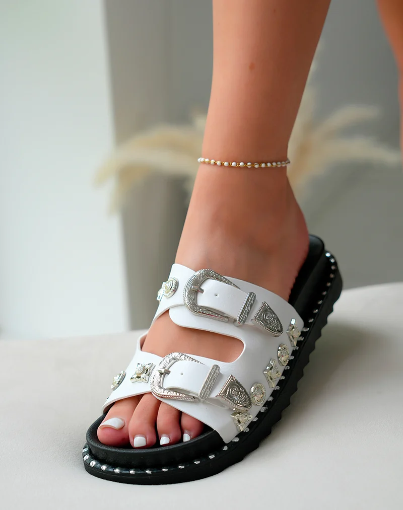Mules Femme Blanches Cloutées à Sangles Bijoux Argentées et Plateforme Trendy