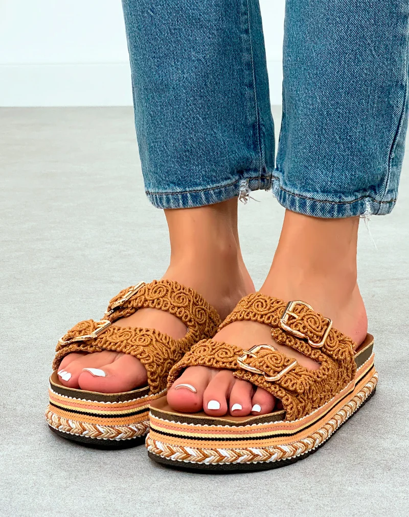 Mules Camel Brodées à Double Sangle – Élégance Ethnique et Confort