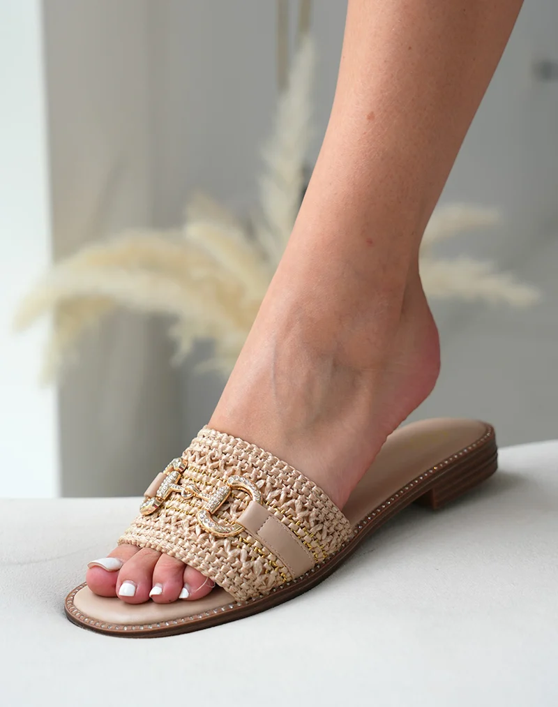Mules femme beiges élégantes avec détails strass et bijoux dorés