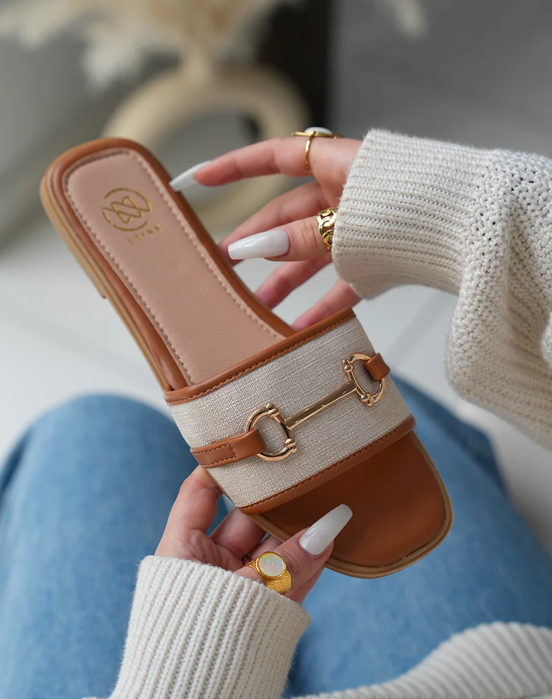 Mules Femme Camel Chic avec Bride Tissée Beige et Ornements Dorés
