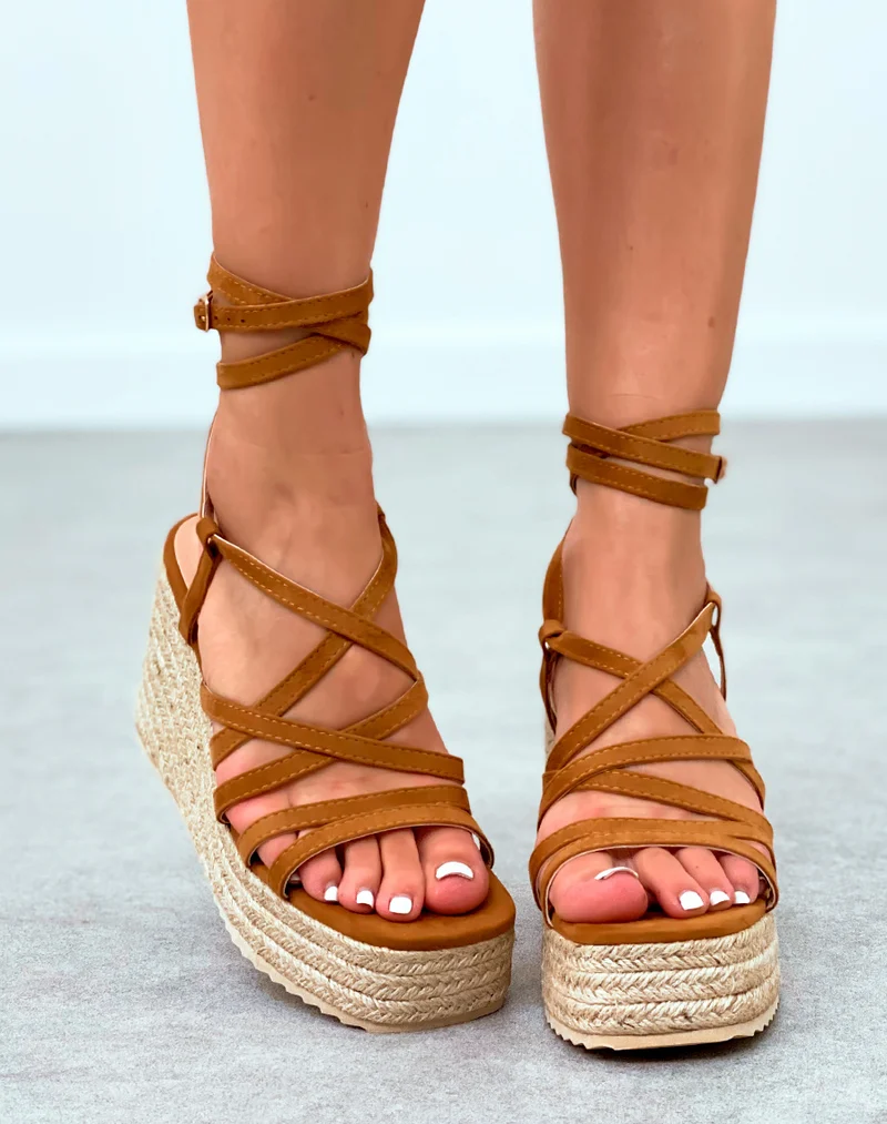 Sandales en suédine camel compensés en corde avec multiples lanières