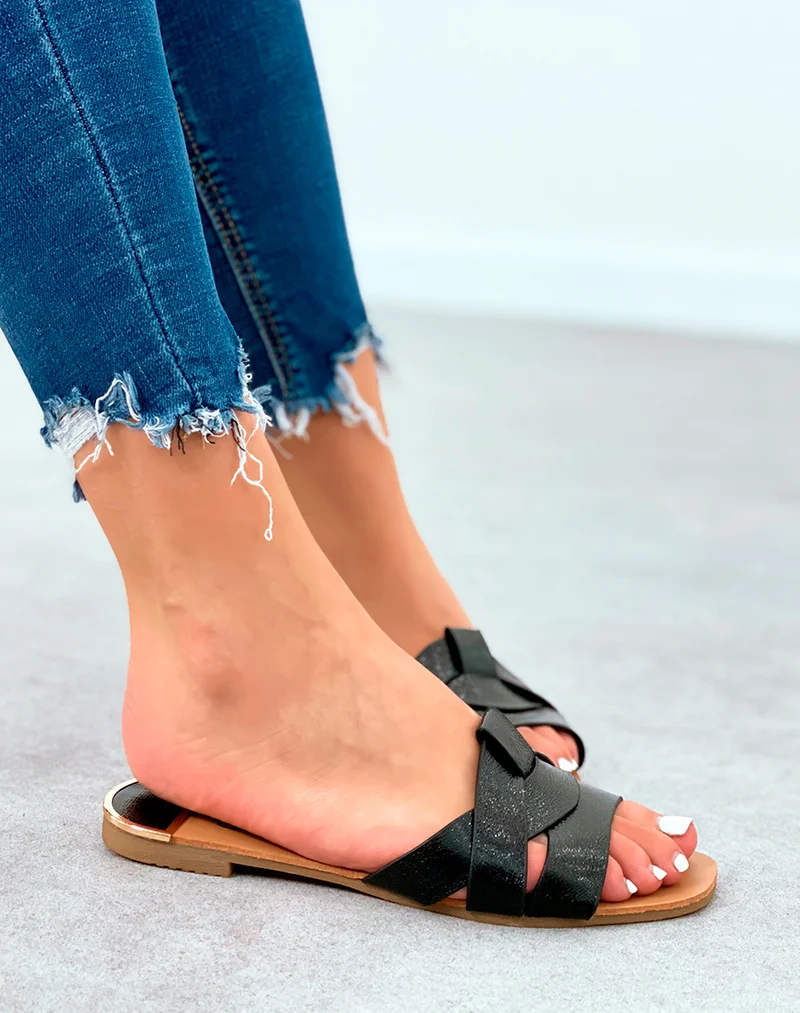 Mules noires plates à bride entrecroisées et à détail dorée et noir