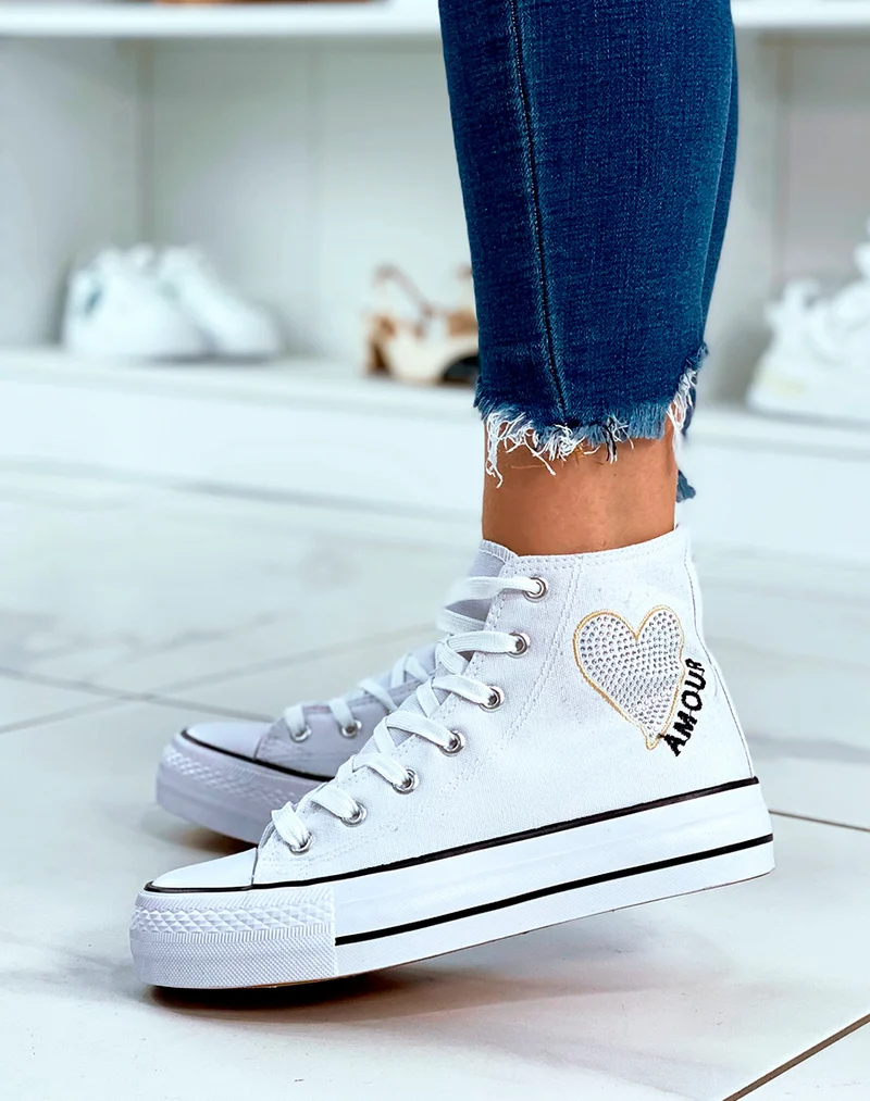 Baskets blanche montantes à lacets avec détail strass et inscription