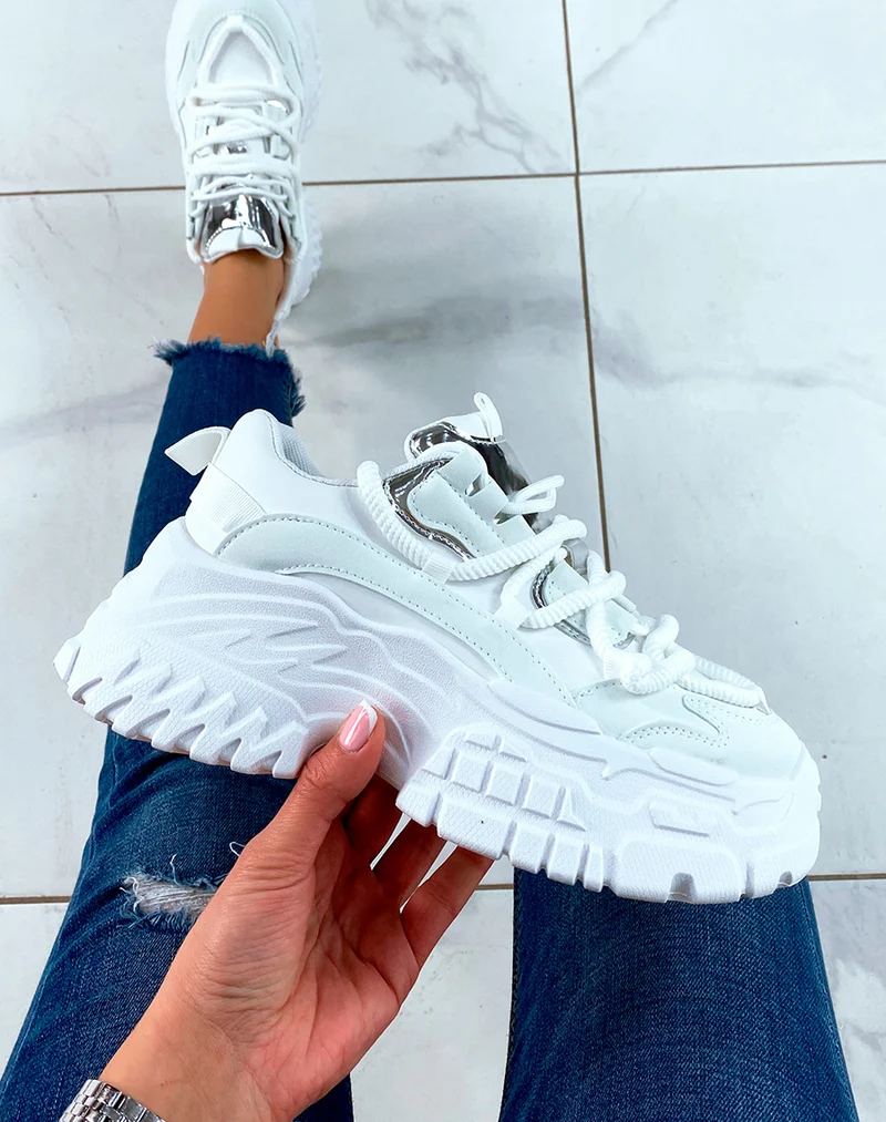 BASKETS BLANCHES ? GROSSE PLATEFORME ET ? D?TAILS M?TALLIQUE