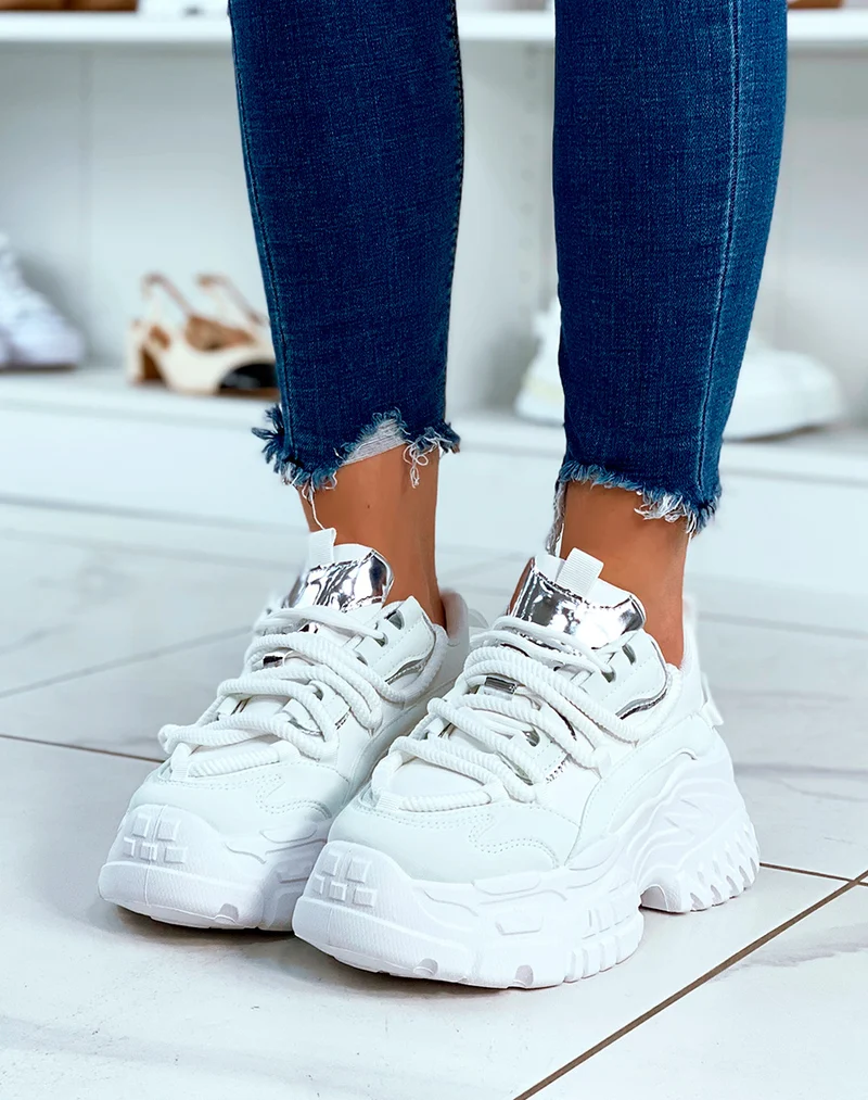 BASKETS BLANCHES ? GROSSE PLATEFORME ET ? D?TAILS M?TALLIQUE