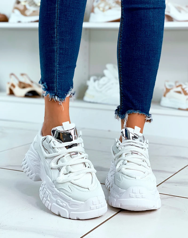 BASKETS BLANCHES ? GROSSE PLATEFORME ET ? D?TAILS M?TALLIQUE