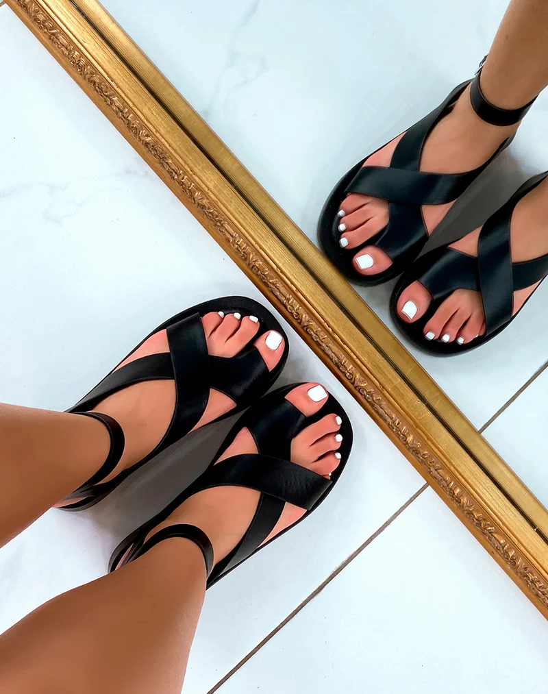 Nu-pieds noirs à larges lanières entrecroisées