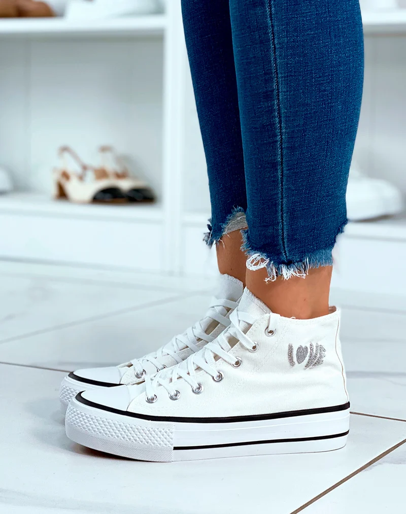 Basket en toile blanches et à inscription Love avec détail cœur