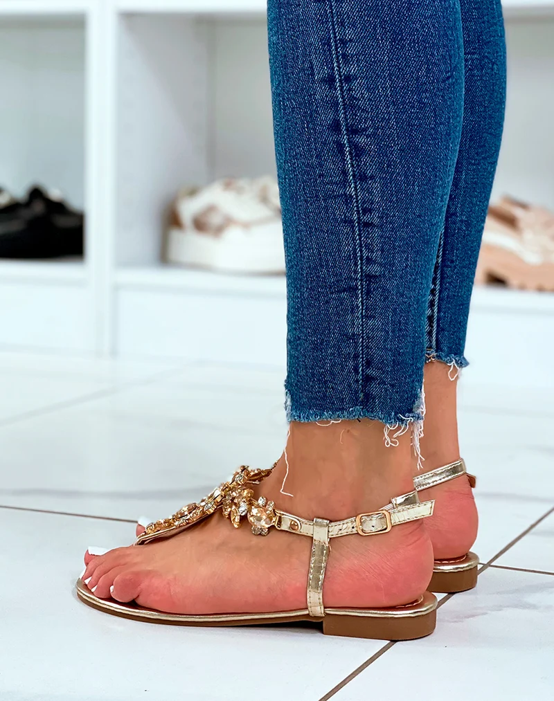 Nu-pieds dorés ornés de bijoux beiges et blanc