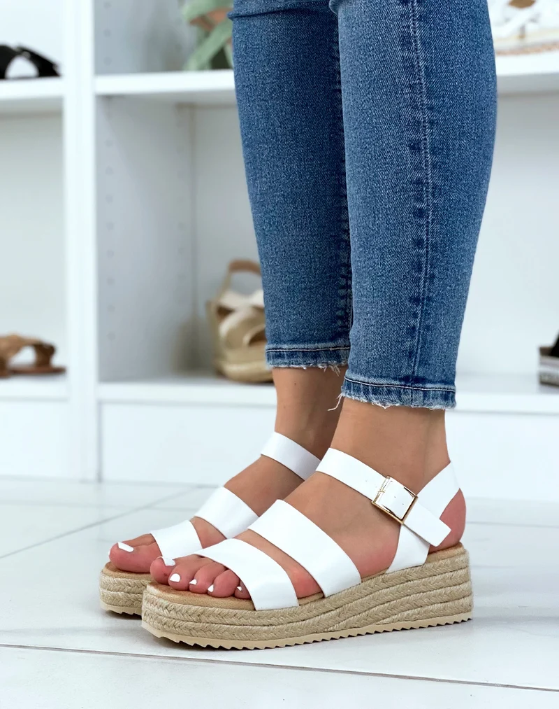 Sandales compensées blanches à double brides épaisses et semelle en toile de jute
