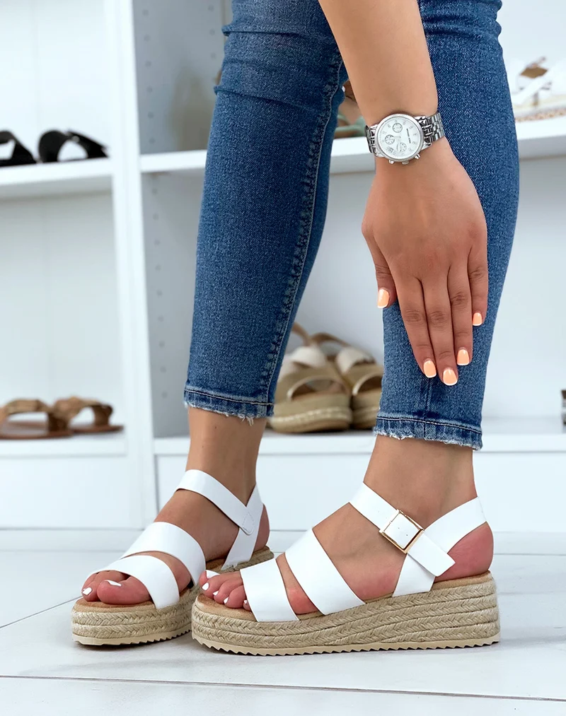 Sandales compensées blanches à double brides épaisses et semelle en toile de jute