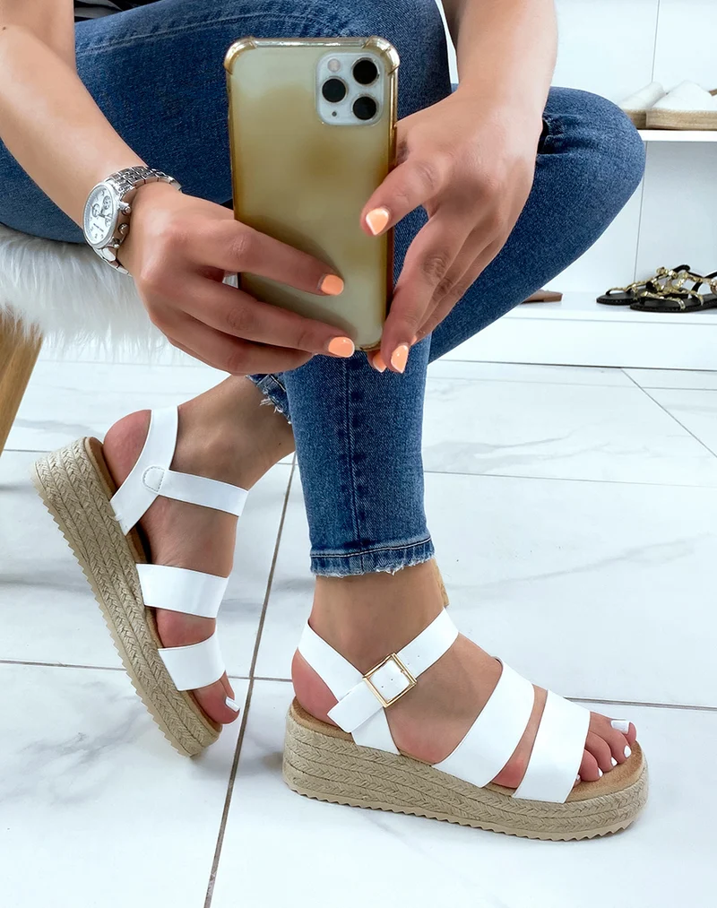 Sandales compensées blanches à double brides épaisses et semelle en toile de jute