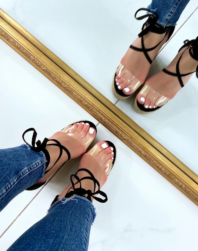 Compensées noires à lacet et bride transparente