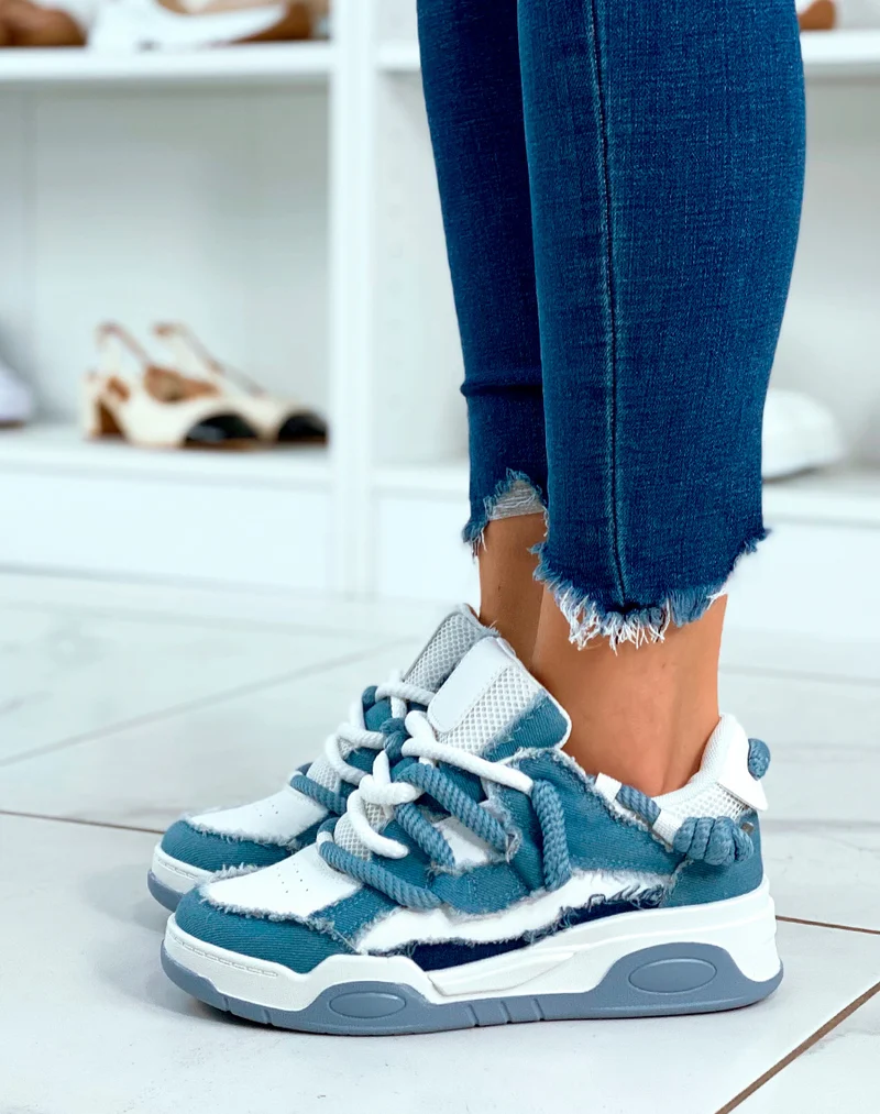 BASKETS BLANC ET BLEU ? LACET ?PAIS ET ? EFFET JEANS D?CHIR?S