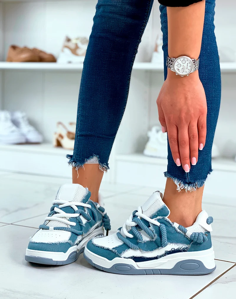 BASKETS BLANC ET BLEU ? LACET ?PAIS ET ? EFFET JEANS D?CHIR?S