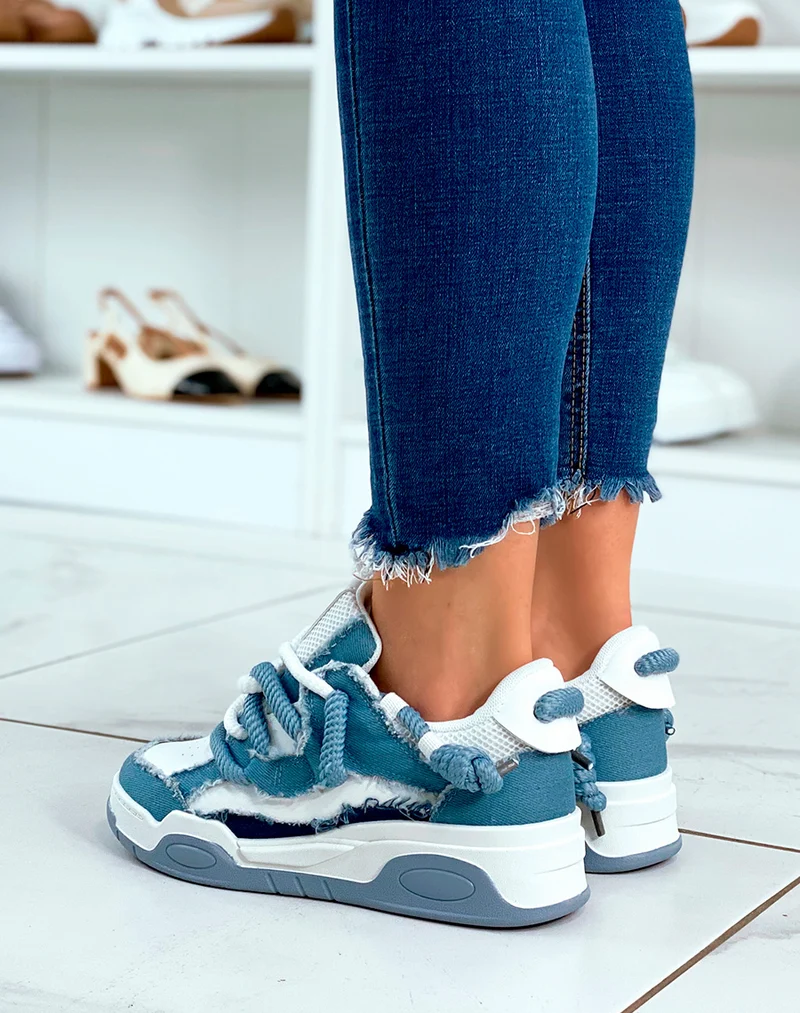 BASKETS BLANC ET BLEU ? LACET ?PAIS ET ? EFFET JEANS D?CHIR?S