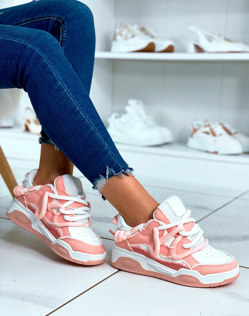BASKETS BLANC ET ROSE ? LACET ?PAIS ET ? EFFET JEANS D?CHIR?S