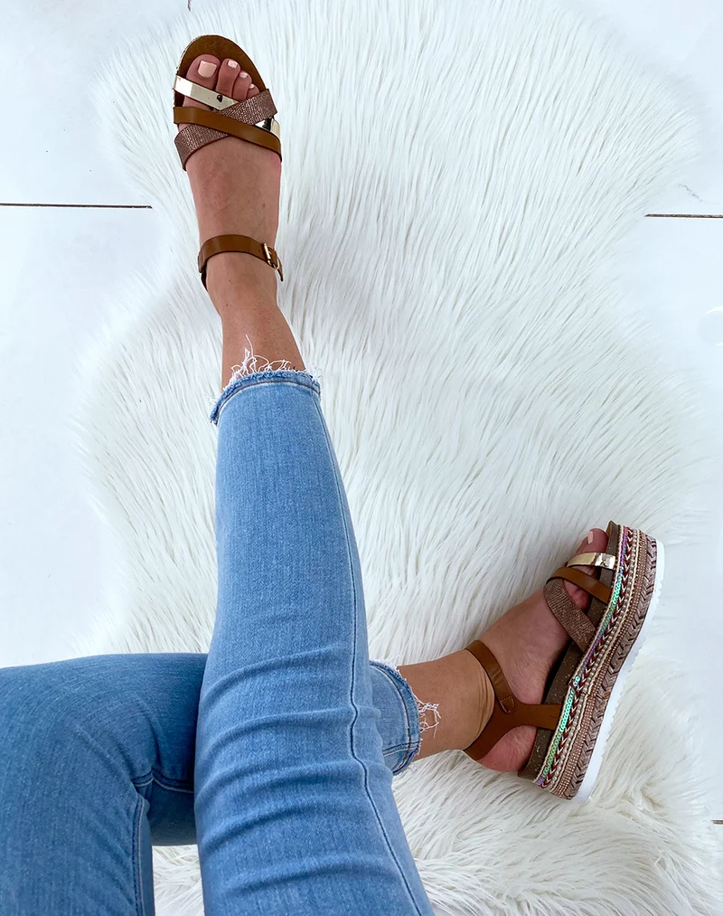 Nu-pieds marrons à semelles compensées fantaisies et multiples brides