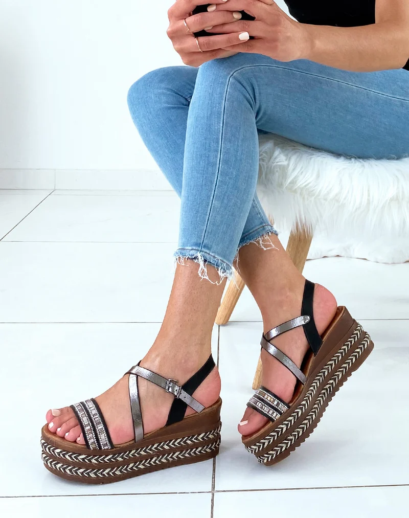 Sandales noires à talons compensées et multiples brides fantaisies