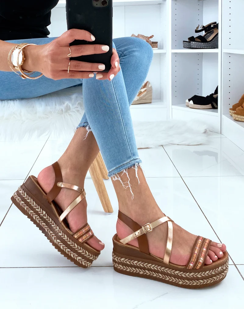 Sandales camel à talons compensées et multiples brides fantaisies