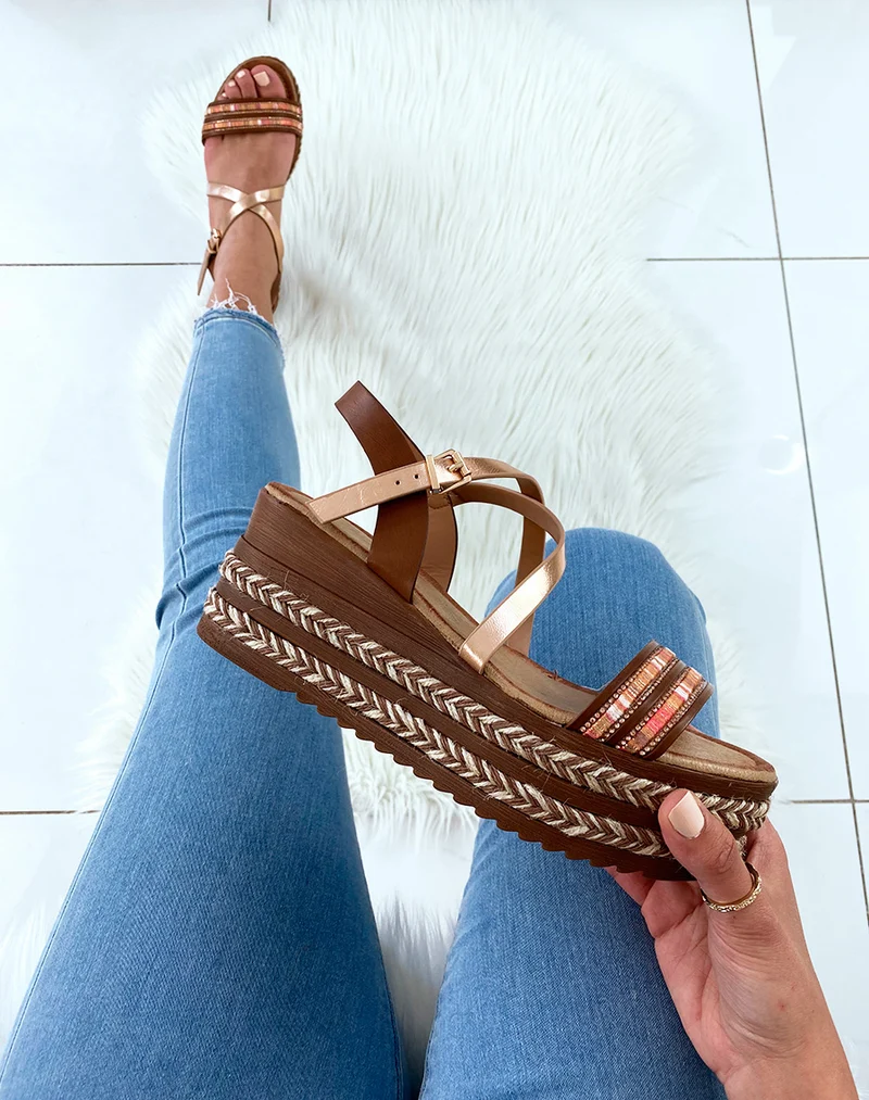 Sandales camel à talons compensées et multiples brides fantaisies