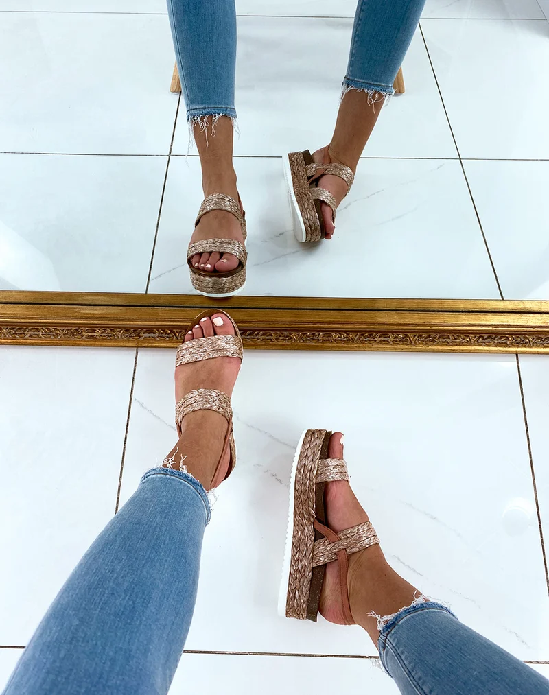 Nu-pieds roses à semelles compensées et doubles brides