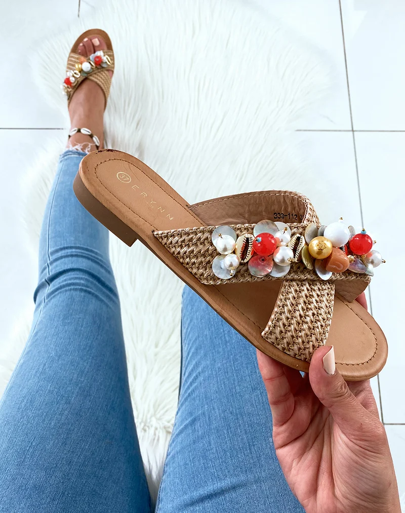 Mules camel à double brides entrecroisées ornées de bijoux
