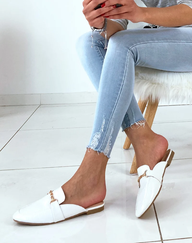 Mules styles mocassins blanches croco à brides