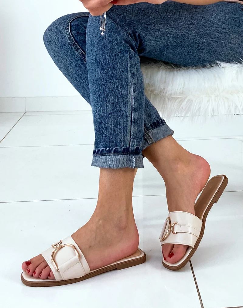 Mules beiges à grosses boucles