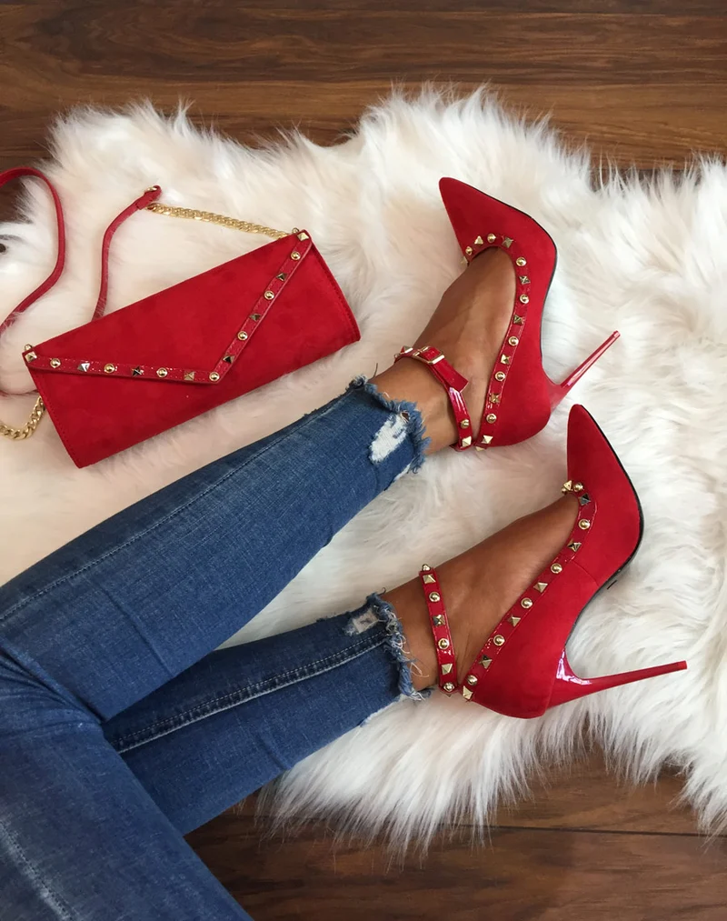 Escarpins rouges cloutés