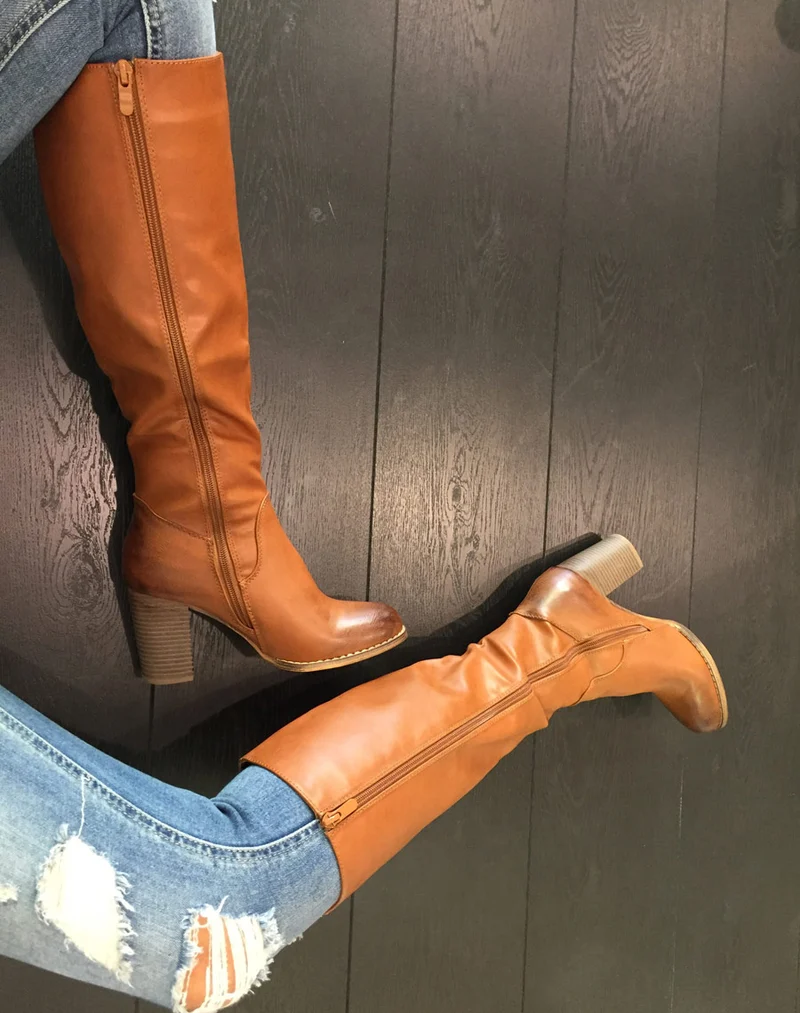 Bottes à talons camelles avec fermeture éclair décorative
