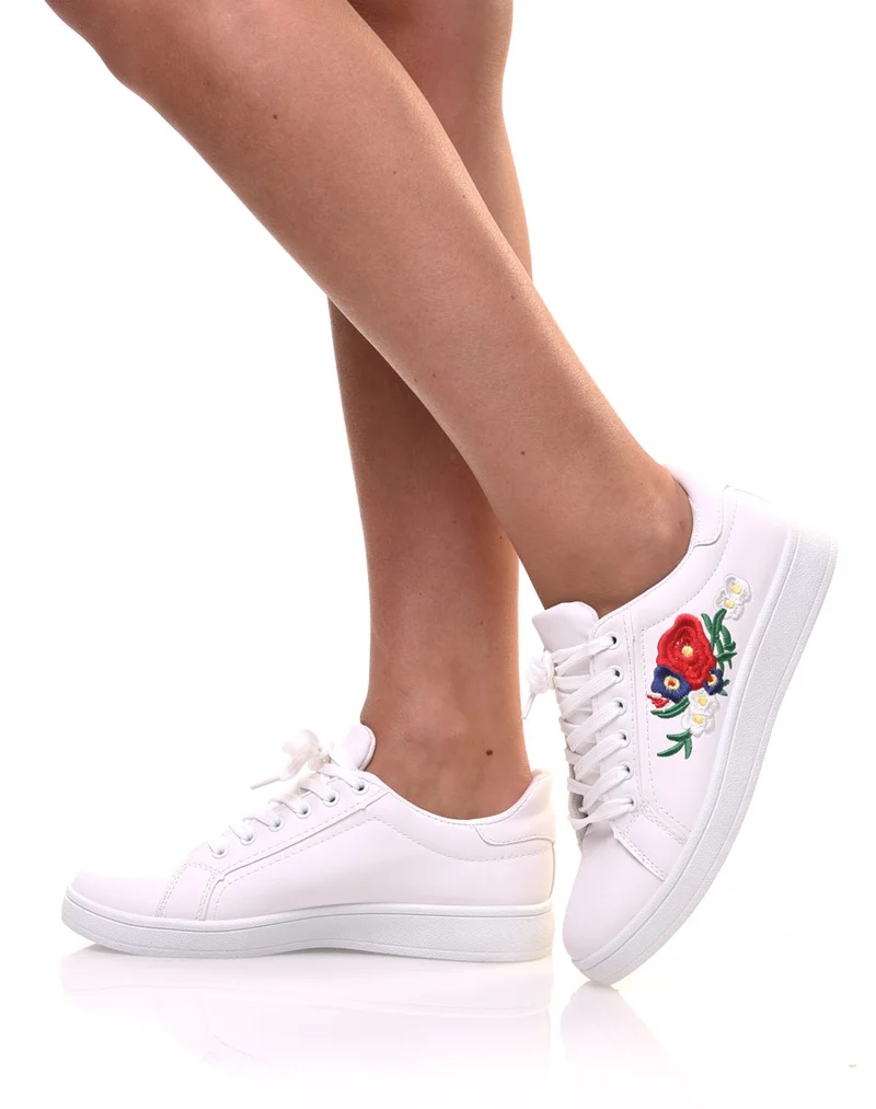 Baskets blanches avec broderies