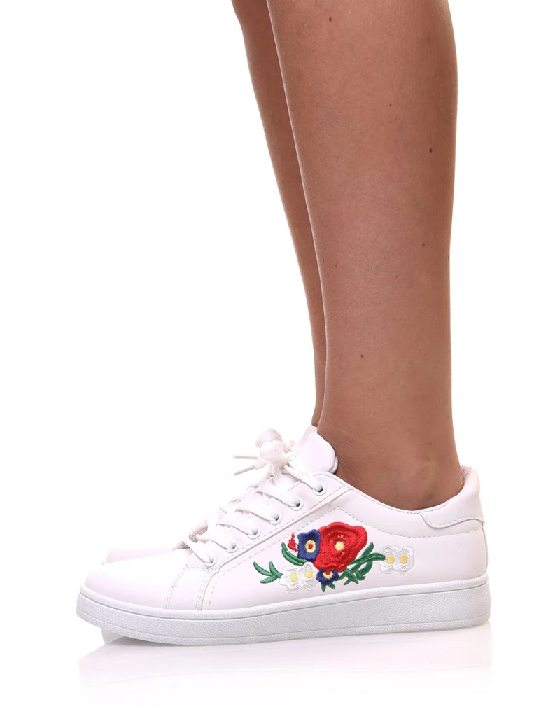 Baskets blanches avec broderies