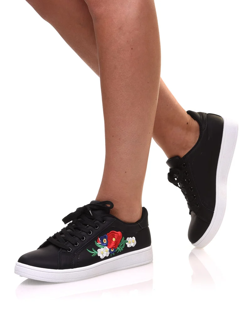 Baskets noires avec broderies