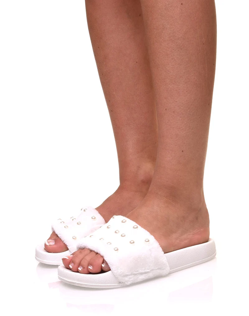 Mules blanches en fausse fourrure