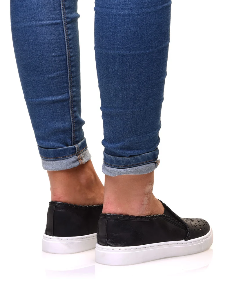 Slippers noirs à motifs ajourés
