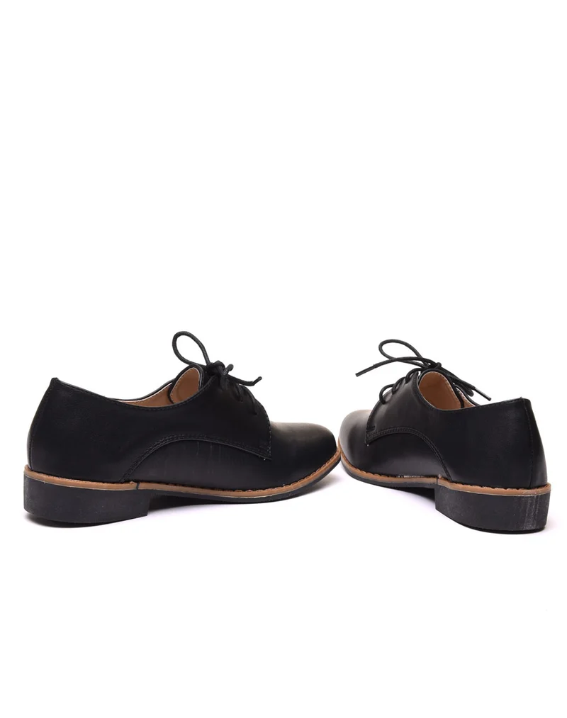 Derbies noires foncées à lacets
