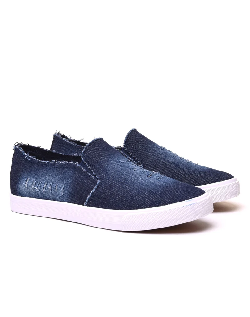 Tennis en jean bleu foncé