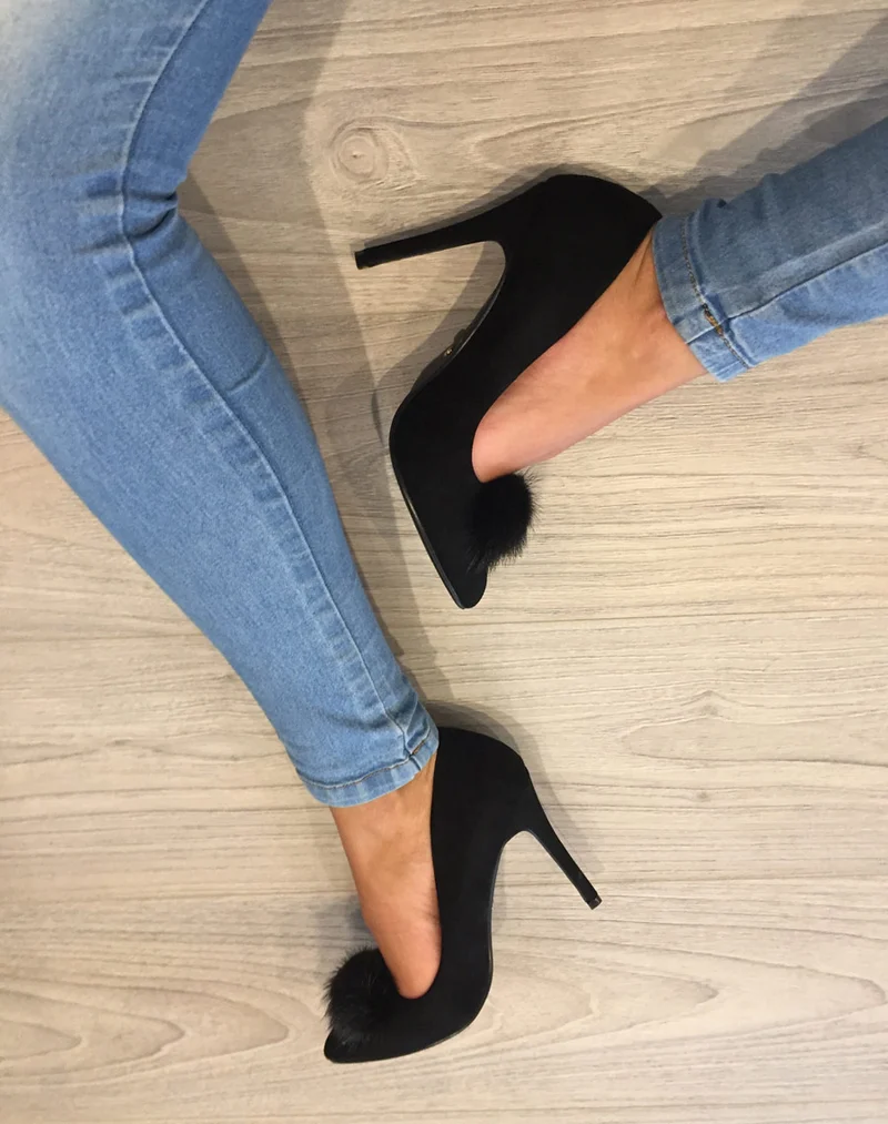 Escarpins noires en suédine avec pompon