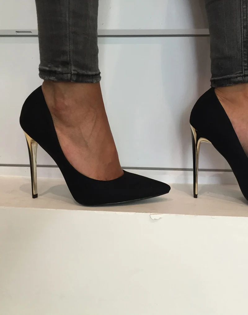 Escarpins noirs effet suédine à bout pointu et talon noir & doré