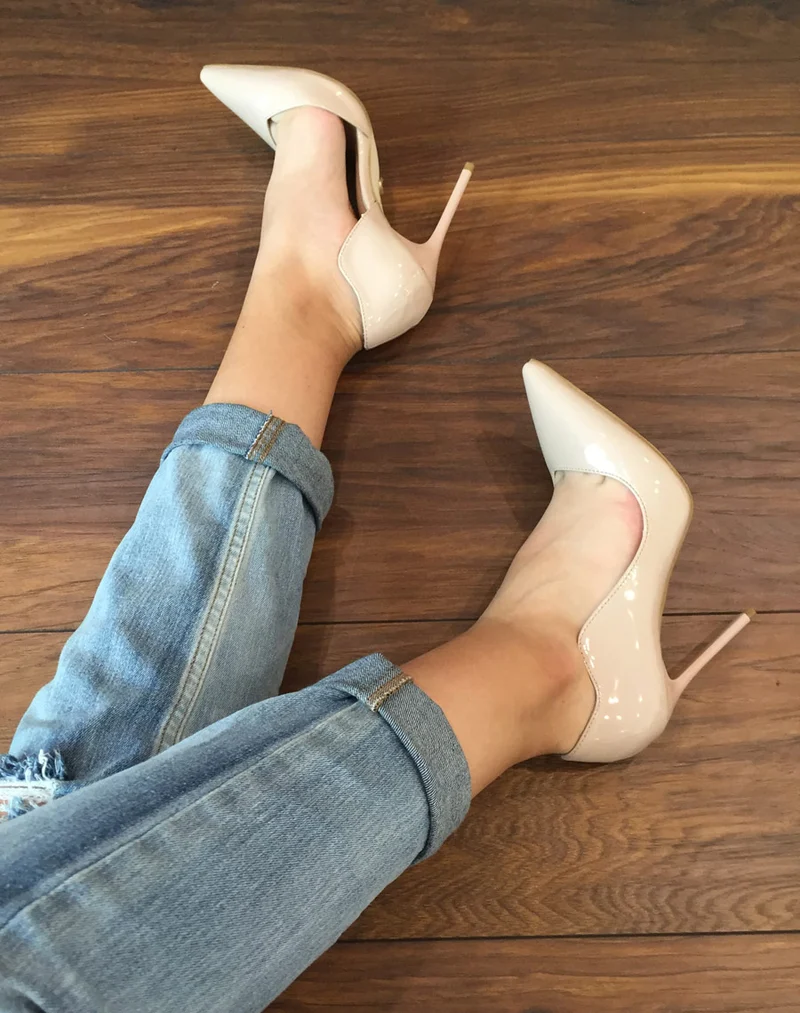 Escarpins vernis nudes asymétriques à bout pointu