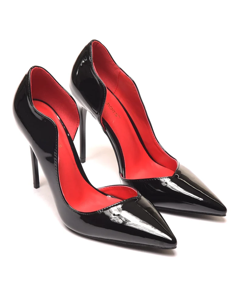 Escarpins vernis noirs asymétriques à bout pointu