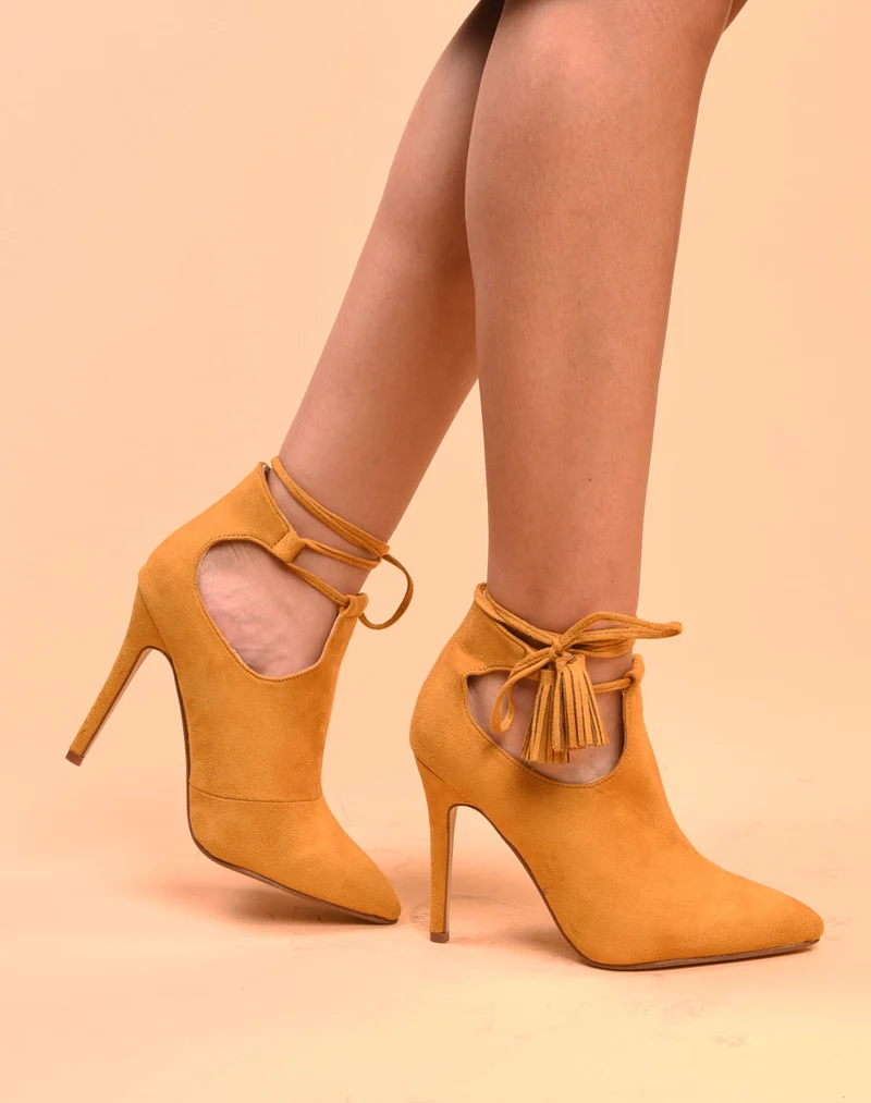 Sandales jaune moutarde à talons ajourées